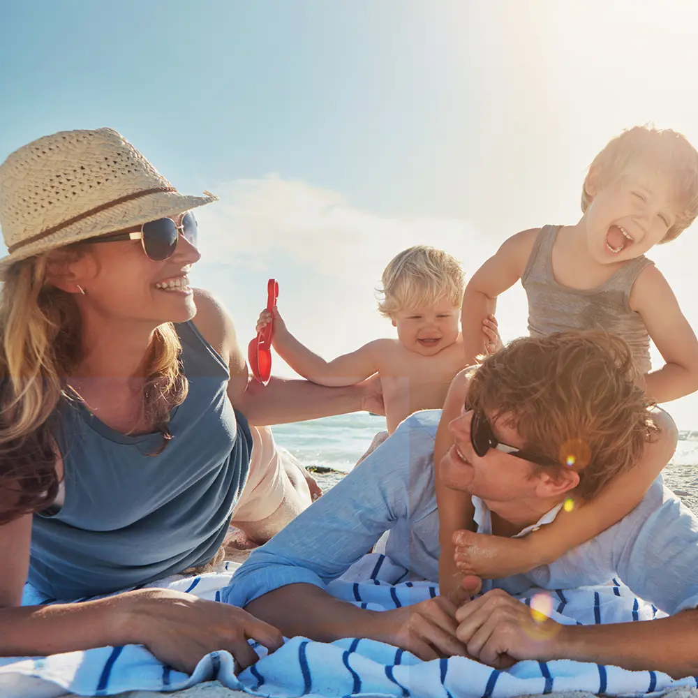Familia disfrutando de la playa en Cádiz